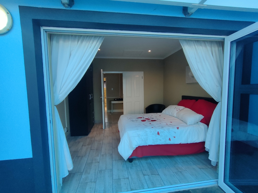 8 Bedroom Property for Sale in Wavecrest Eastern Cape